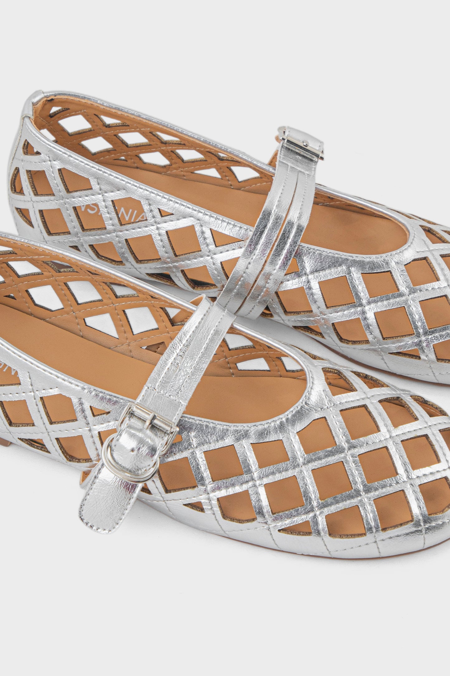 Shop Casual Pumps IC6021-Silver | Premium Women Shoes UAE